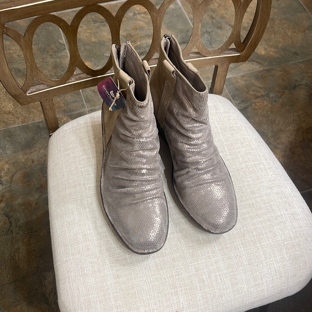 NWT Bionics comfort wedge taupe size 9, back zip